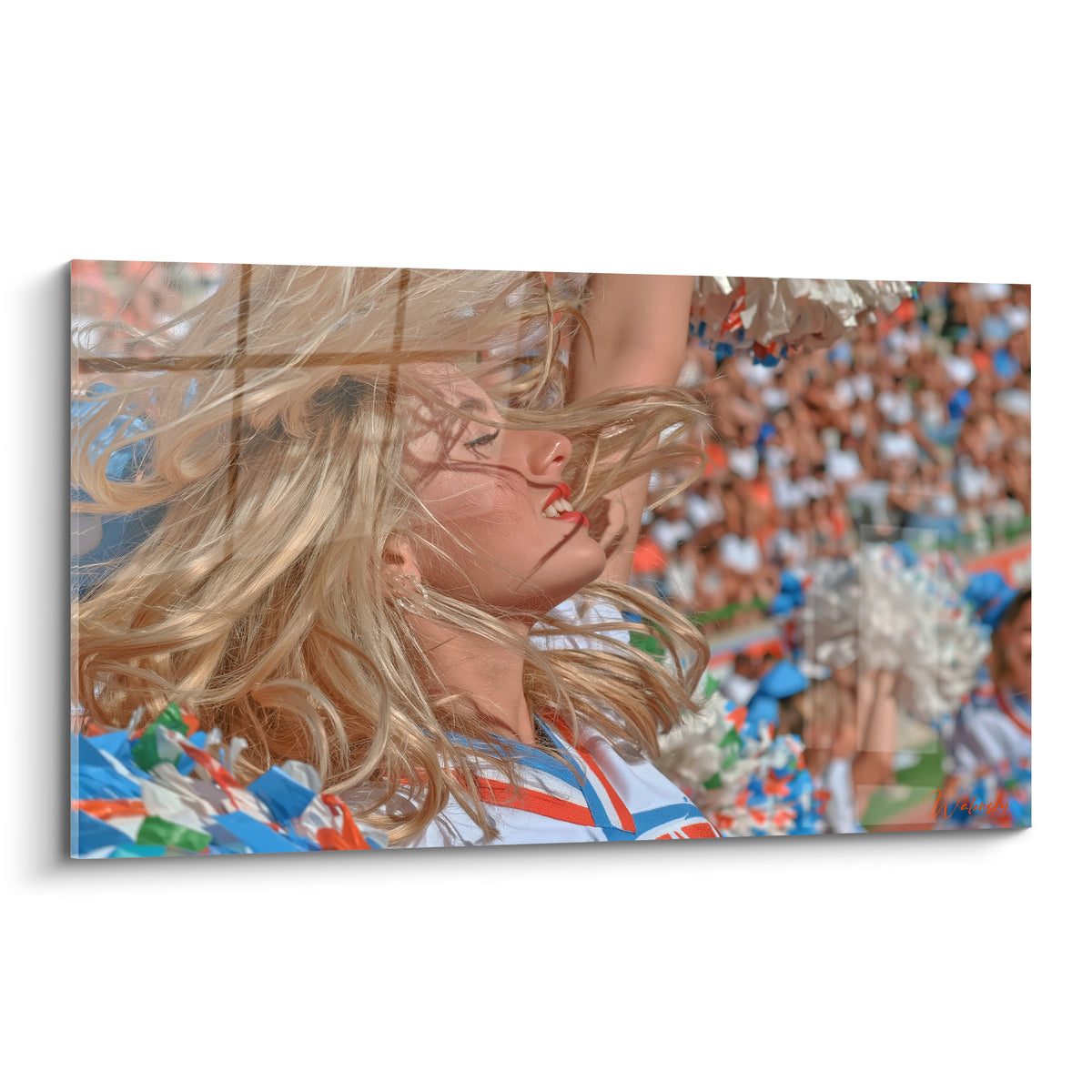 Tableau cheerleader blonde à la chevelure envolée, maillot blanc rayé rouge et bleu, gradins flous