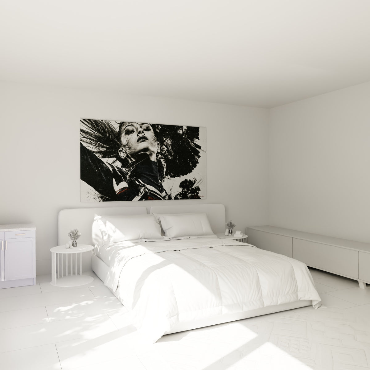 Chevelure déchirée en noir et blanc, visage serein, accrochée au-dessus d'un lit dans une chambre claire