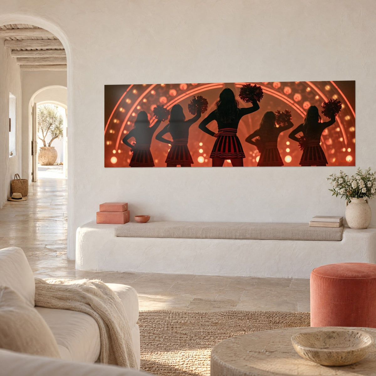 Tableau rangée de meneuses de dos, jupes plissées rayées rouge et noir, halo ambre, sur un mur blanc chaulé près d'une arche