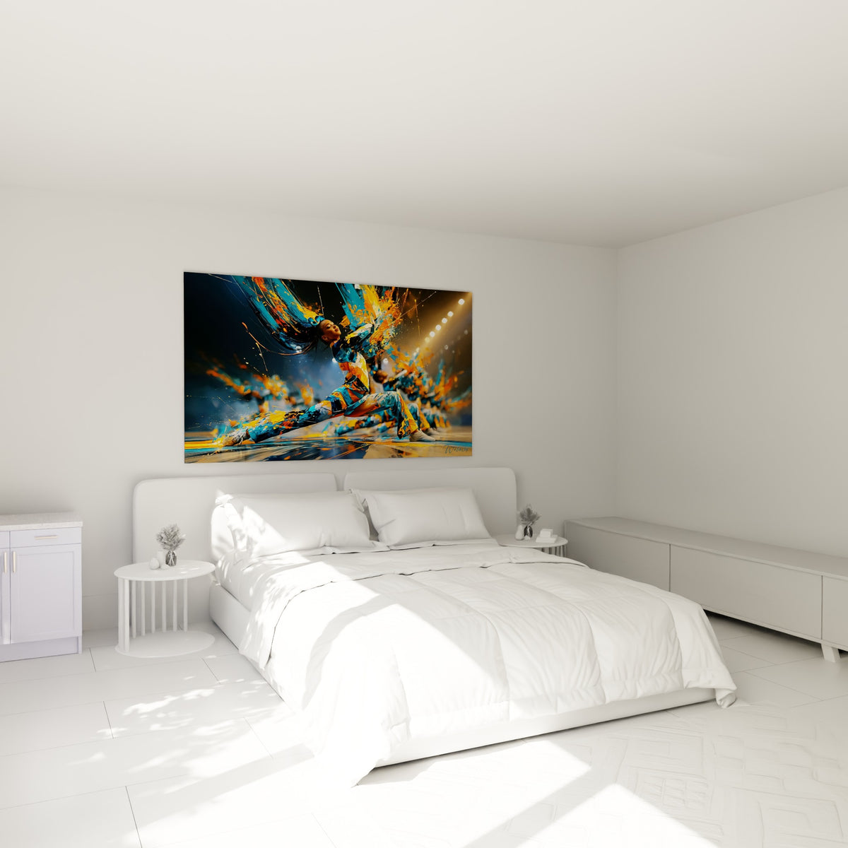 Pom-pom girl bleu et orangé en plein saut, tableau accroché au-dessus d'un lit dans une chambre claire