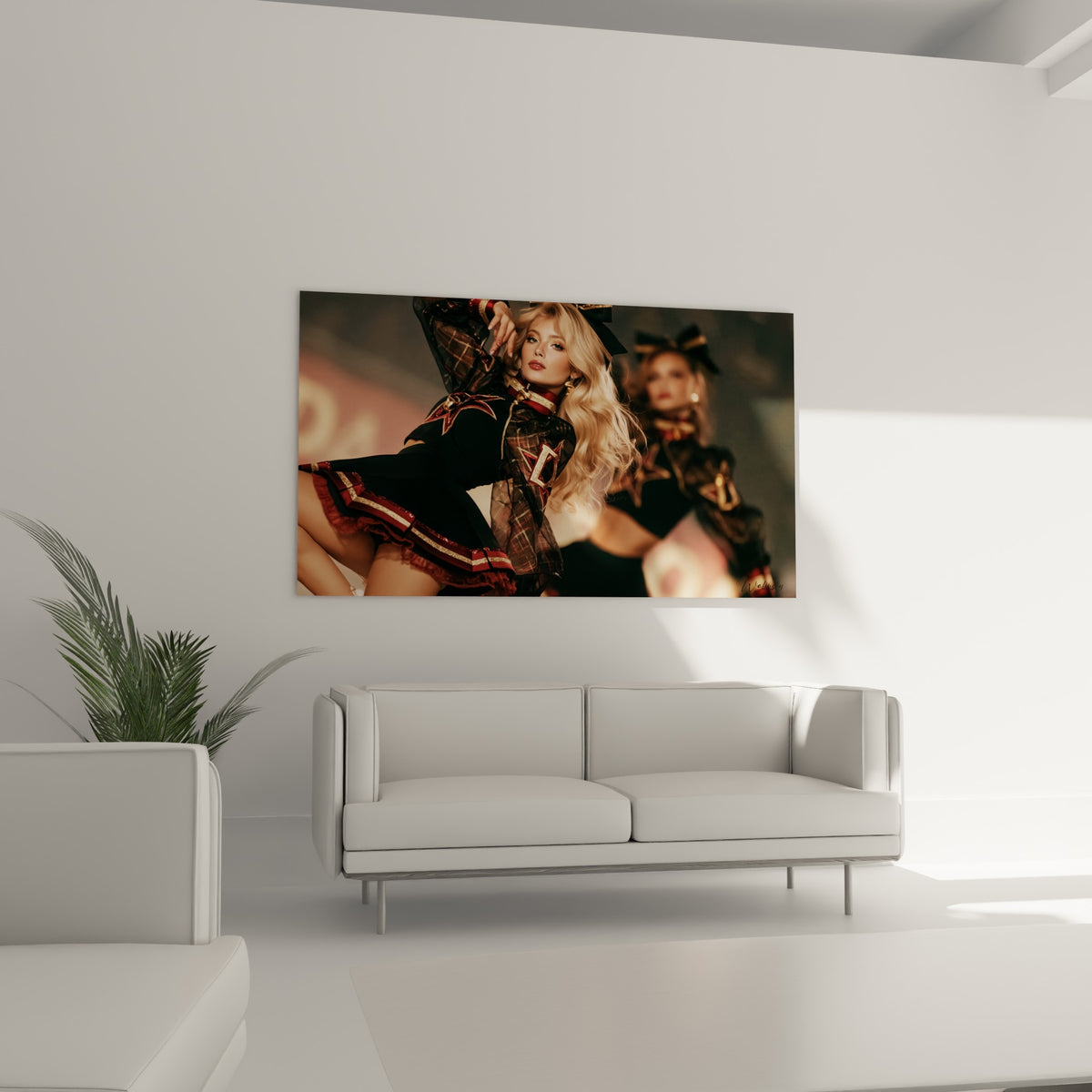 Silhouette féminine noire et dorée aux mèches blondes, pose dynamique, au-dessus d'un canapé dans un salon lumineux
