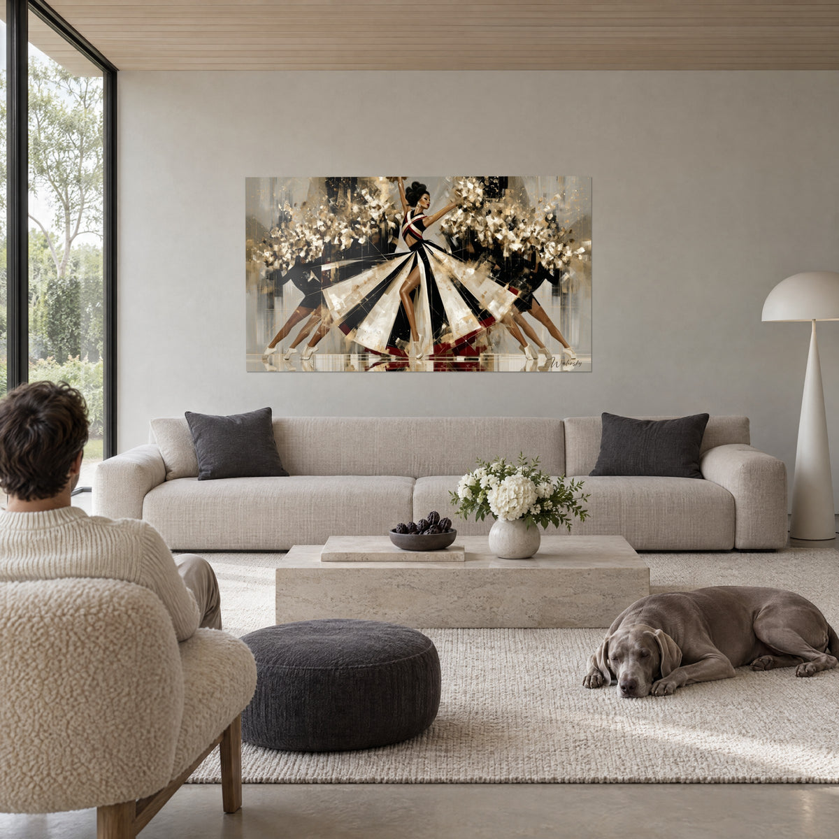 Gemälde Cheerleaderin im schwarz-goldenen Ballkleid, goldene Pompons in Explosion, über einem Sofa in einem hellen Wohnzimmer