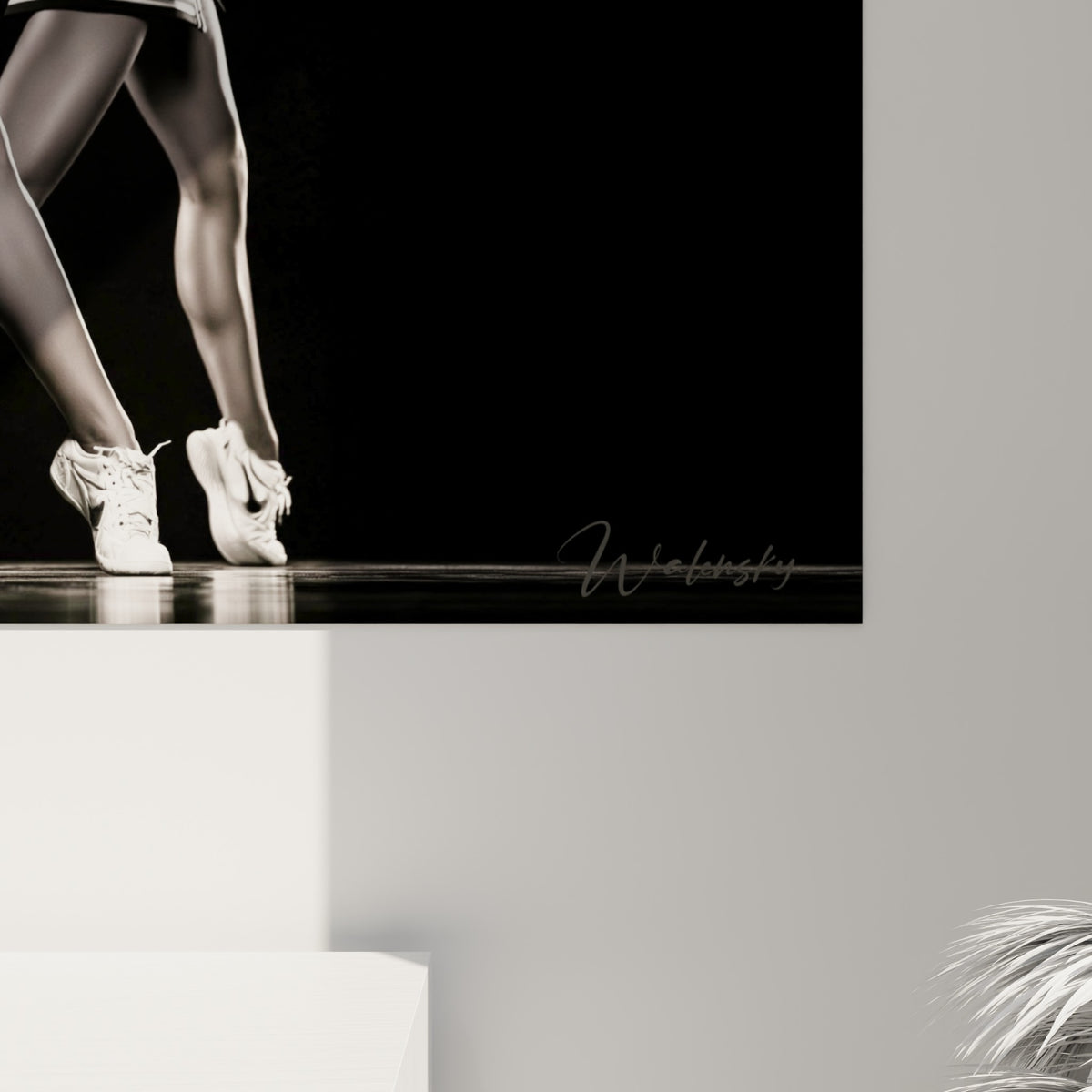 Détail du tableau Cheerleader montrant le grain photographique et les nuances de gris intenses