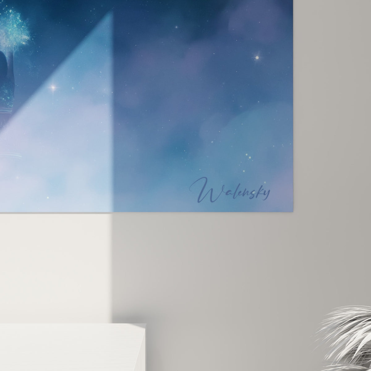 Grain scintillant turquoise et bleu nuit visible en détail sur la toile accrochée au mur