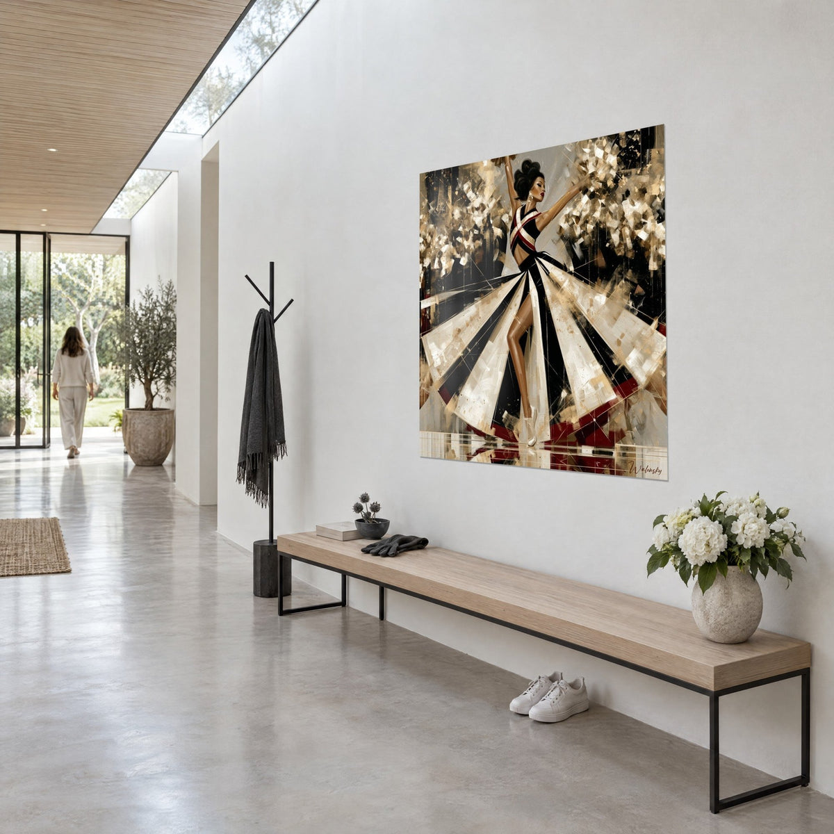 Tableau cheerleader tournoyante, bustier rayé rouge et crème, jupe évasée noir et or, accroché dans un couloir d'architecte