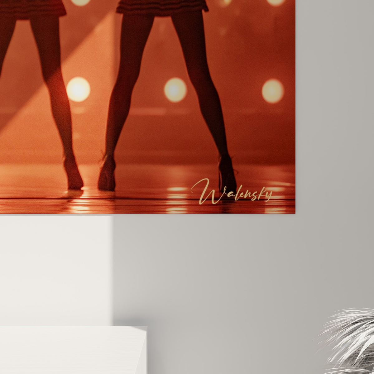 Détail du grain et des reflets orange sur les silhouettes noires de ce tableau cheerleader