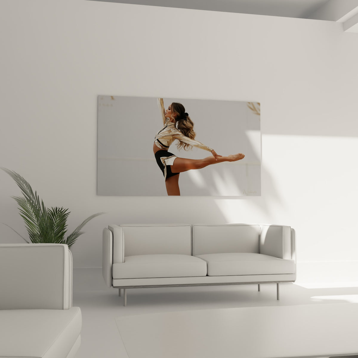 Danseuse Cheerleader aux mèches blondes et tenue noire au-dessus d'un canapé dans un salon lumineux