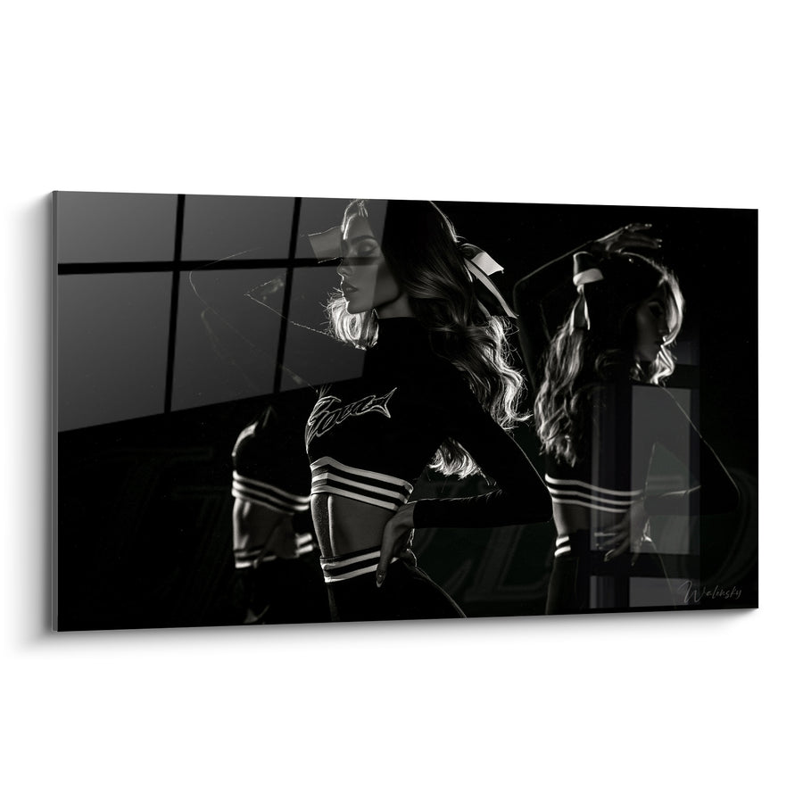 Tableau Cheerleader brune en noir et blanc devant reflet fenêtré - Ruban noué cheveux - Edition Cheerleader