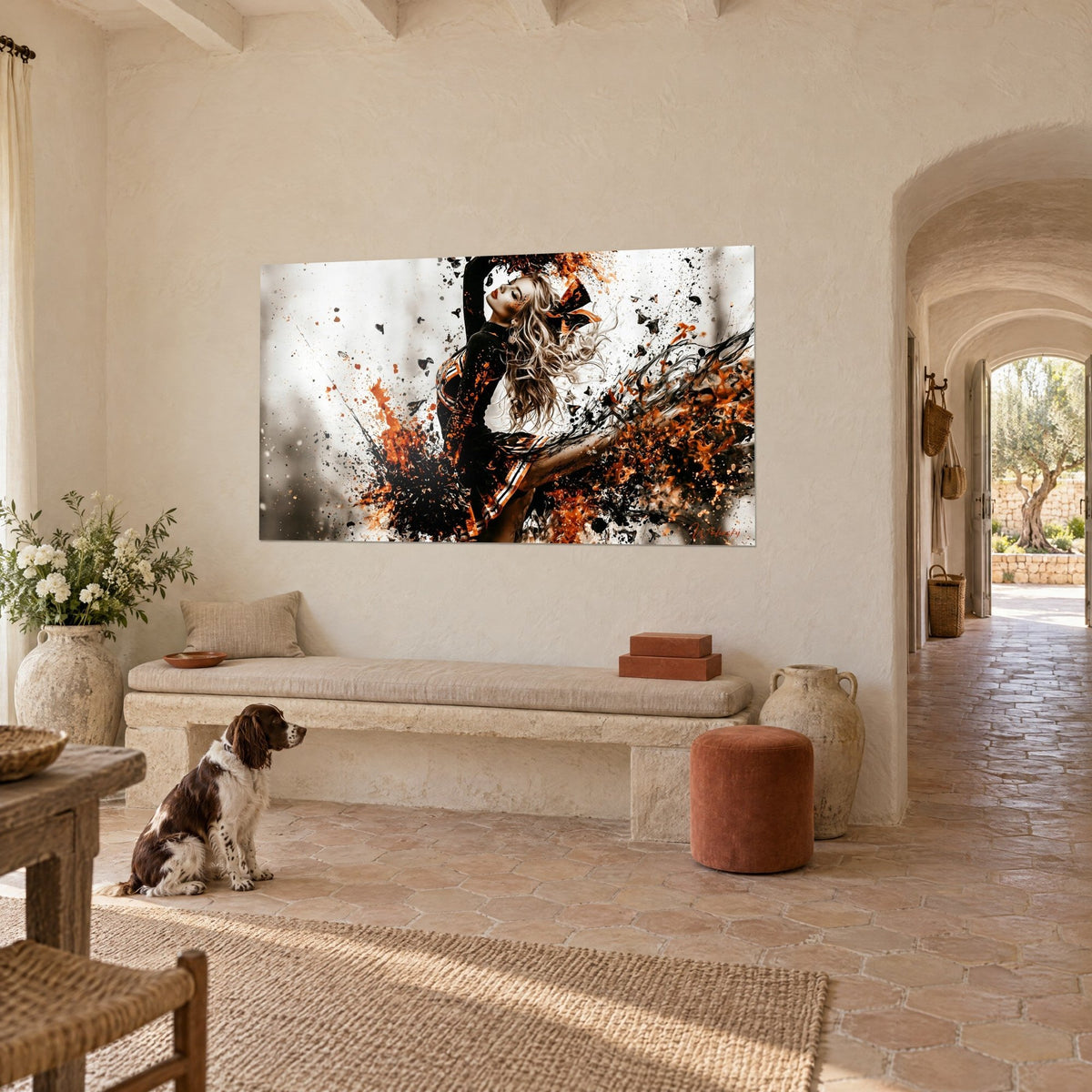 Tableau cheerleader aux longs cheveux dorés bondissant dans l'encre noire et orange, avec un spaniel, mas provençal