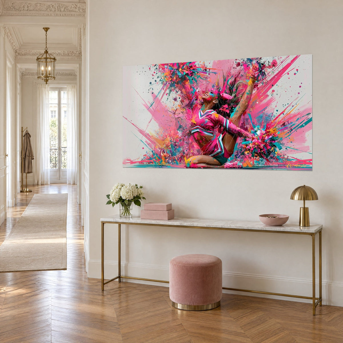 Tableau cheerleader souriante aux pompons explosifs rose vif et orange, sur un mur crème, en vue de trois-quarts près d'une console dorée