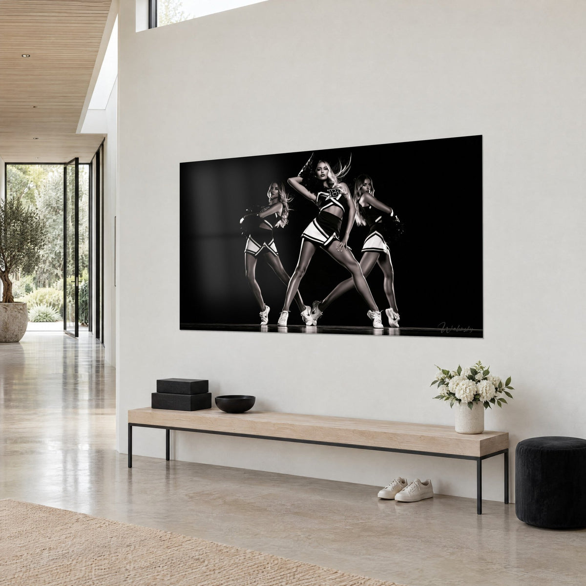 Tableau cheerleaders dansant sur fond noir profond, uniformes ivoire rayés d'ébène, baskets blanches, dans un séjour aux murs beiges