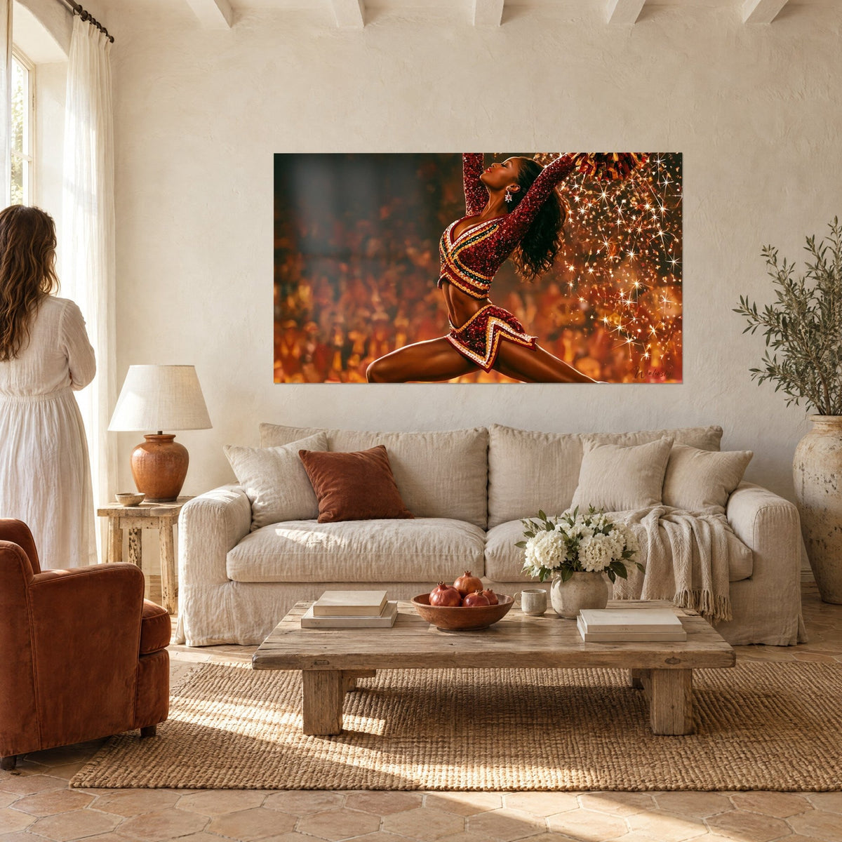 Tableau pom-pom girl en grand écart, tenue bordeaux et dorée, étincelles ambrées, au-dessus d'un canapé dans un salon lumineux