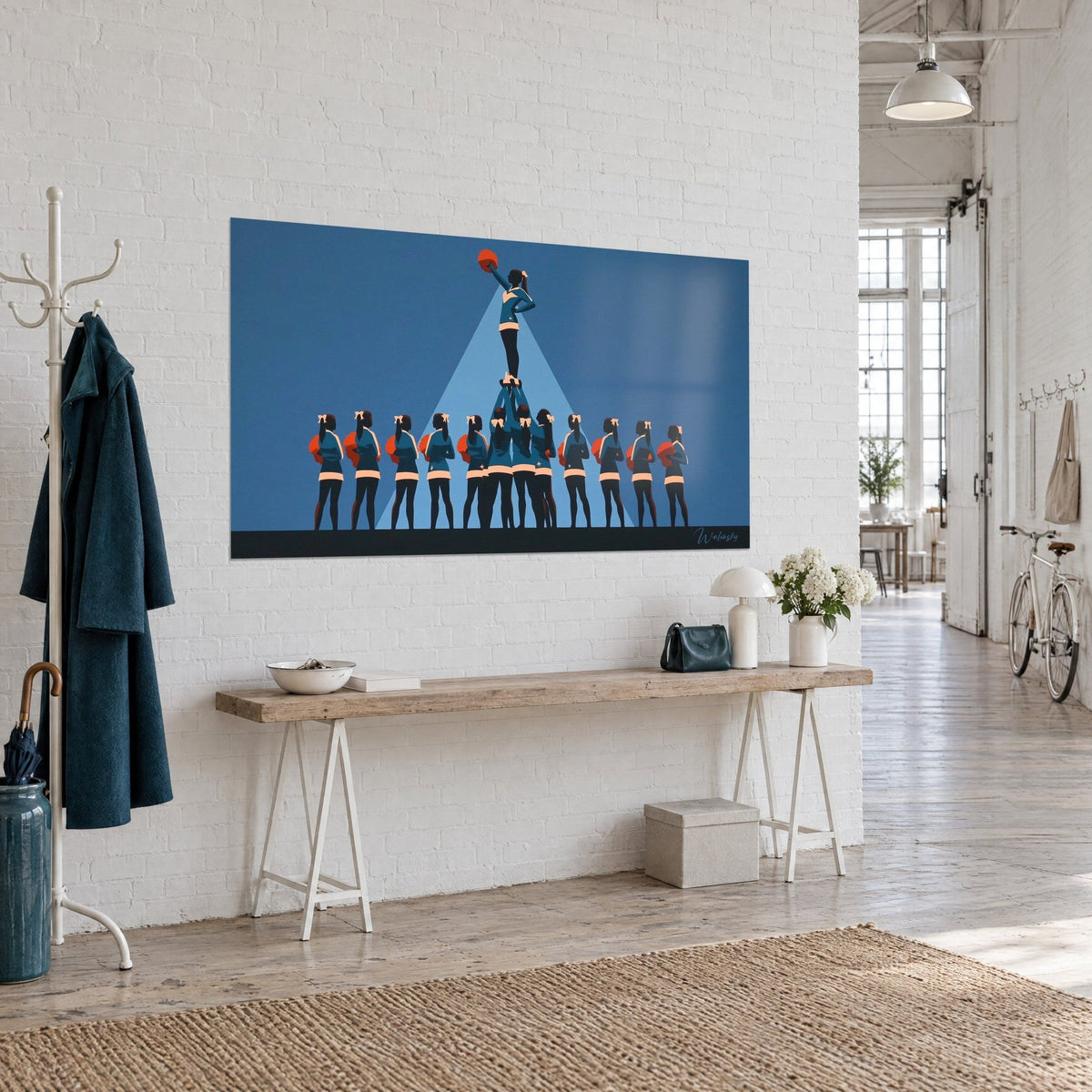Gemälde Cheerleader-Team als Silhouette, oranger Pompon an der Spitze vor königsblauem Hintergrund, Loft mit weißen Wänden und Konsolentisch aus Holz