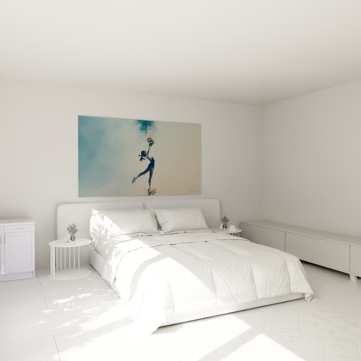 Cheerleader suspendue en plein saut, tons bleu marine et dorés, au-dessus d'un lit dans une chambre claire