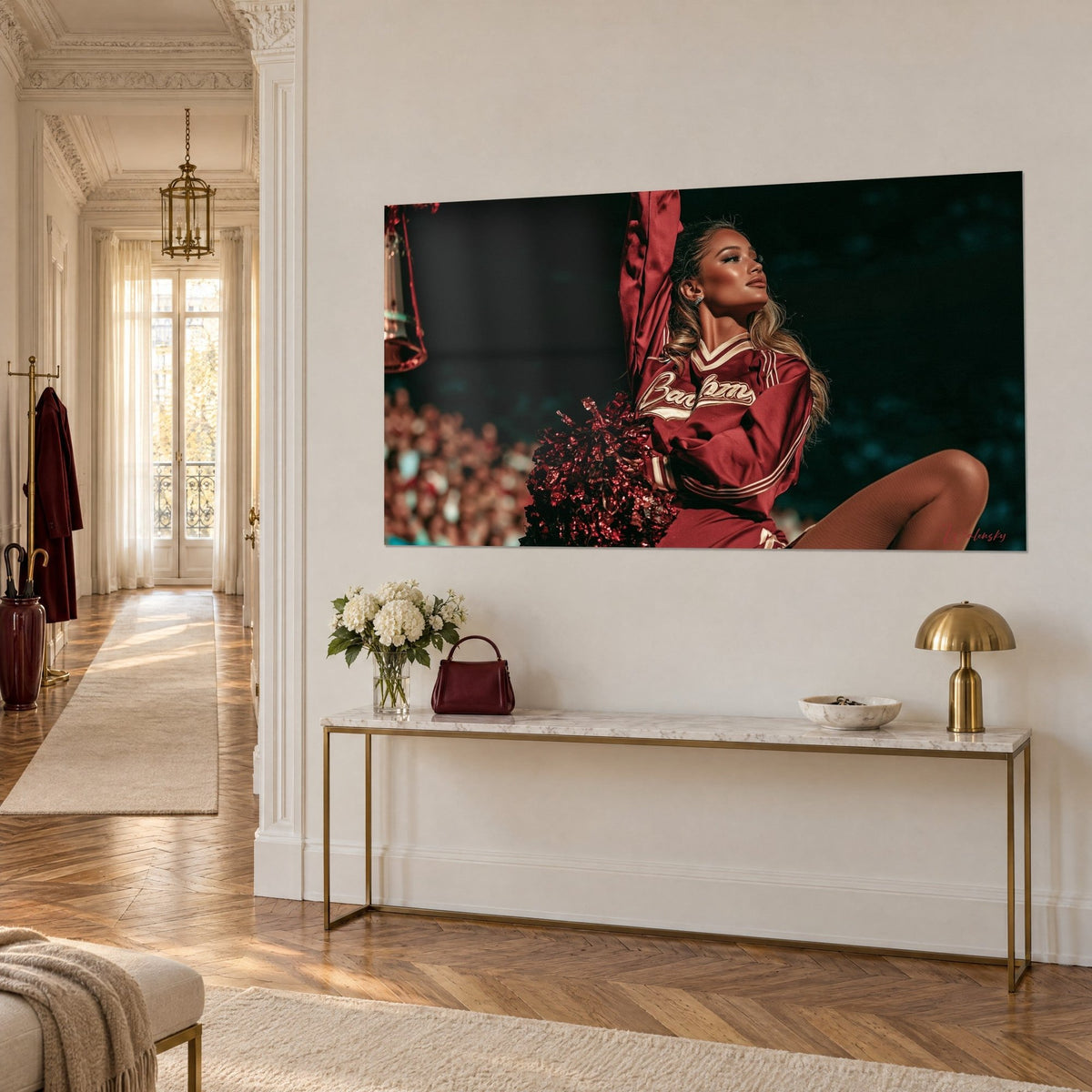 Tableau meneuse de claque en uniforme rouge bordeaux, chevelure blonde ondulée, fond sombre vert profond, vue de trois-quarts sur un mur crème