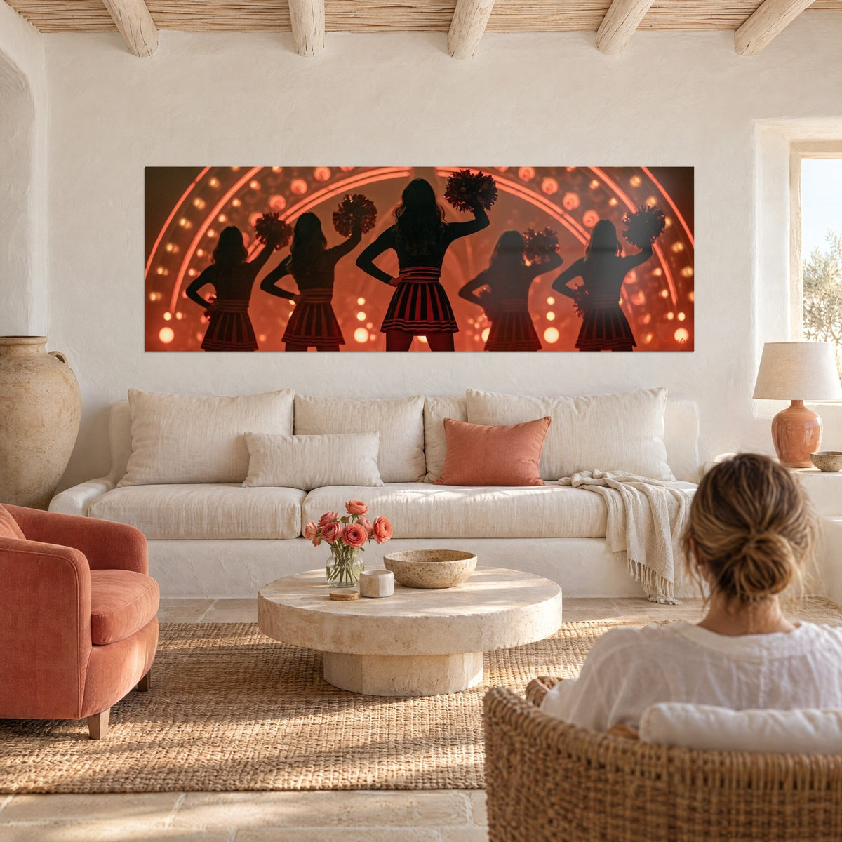 Tableau pom-pom girls en silhouette orange et noire, arche lumineuse rouge cuivré, au-dessus d'un canapé dans un salon lumineux
