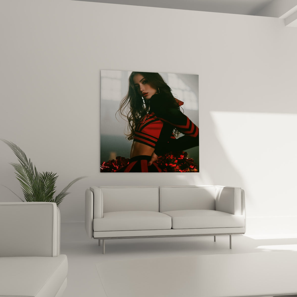 Jeune cheerleader brune en tenue rouge vif et noire, posture assurée, au-dessus d'un canapé dans un salon lumineux