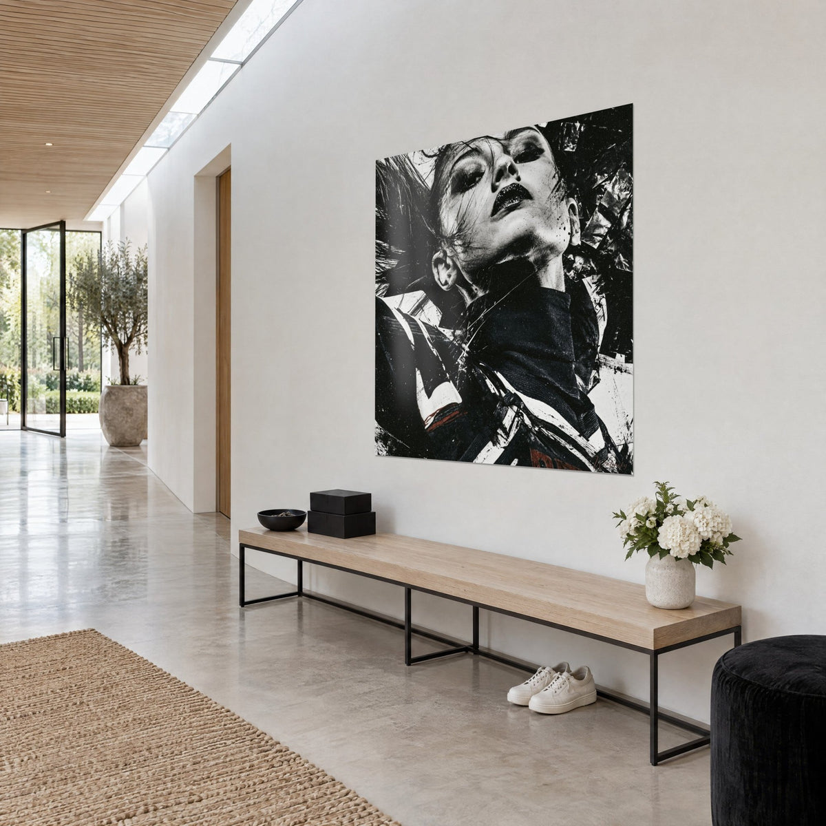 Quadro ritratto di donna con la testa reclinata, capelli sferzati nero carbone, bagliori bianchi e riflessi, tre quarti in un corridoio