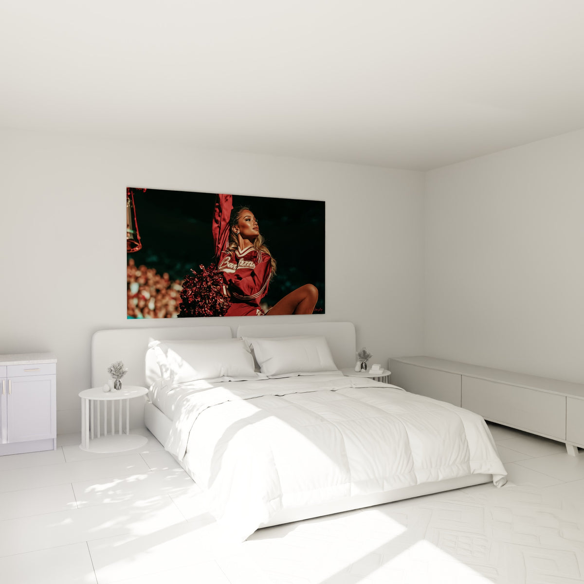 Meneuse de claque rouge et dorée, pompon scintillant, au-dessus d'un lit dans une chambre claire