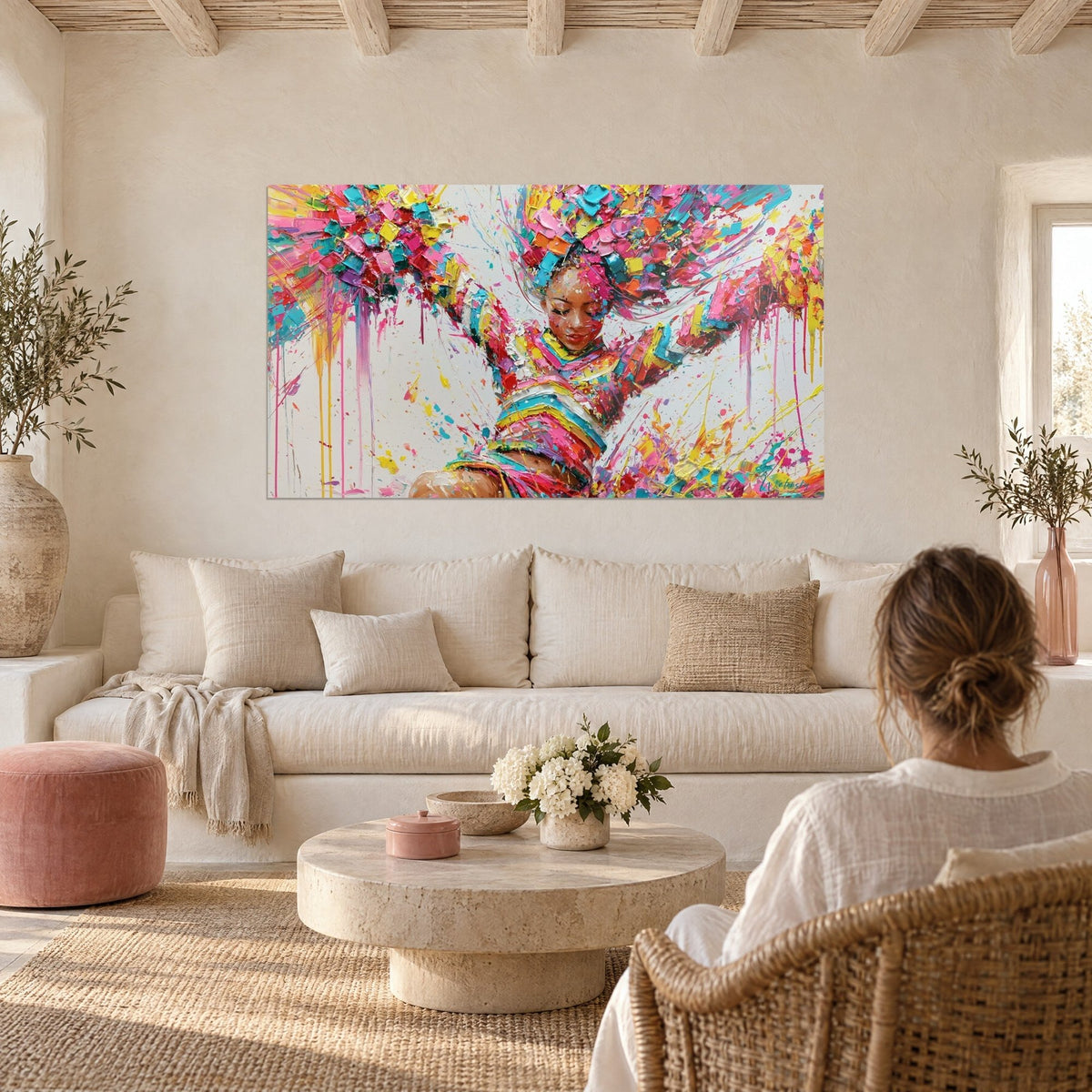 Tableau pom-pom girl aux bras levés, pompons rose et turquoise éclaboussés, au-dessus d'un canapé dans un salon lumineux