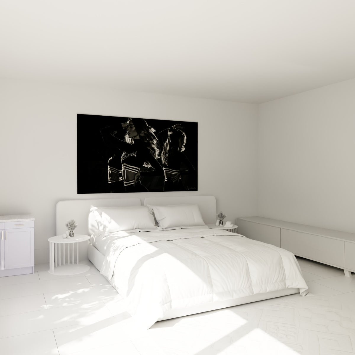 Silhouette de cheerleader en clair-obscur, cheveux ondulés, rayures blanches, au-dessus d'un lit dans une chambre claire