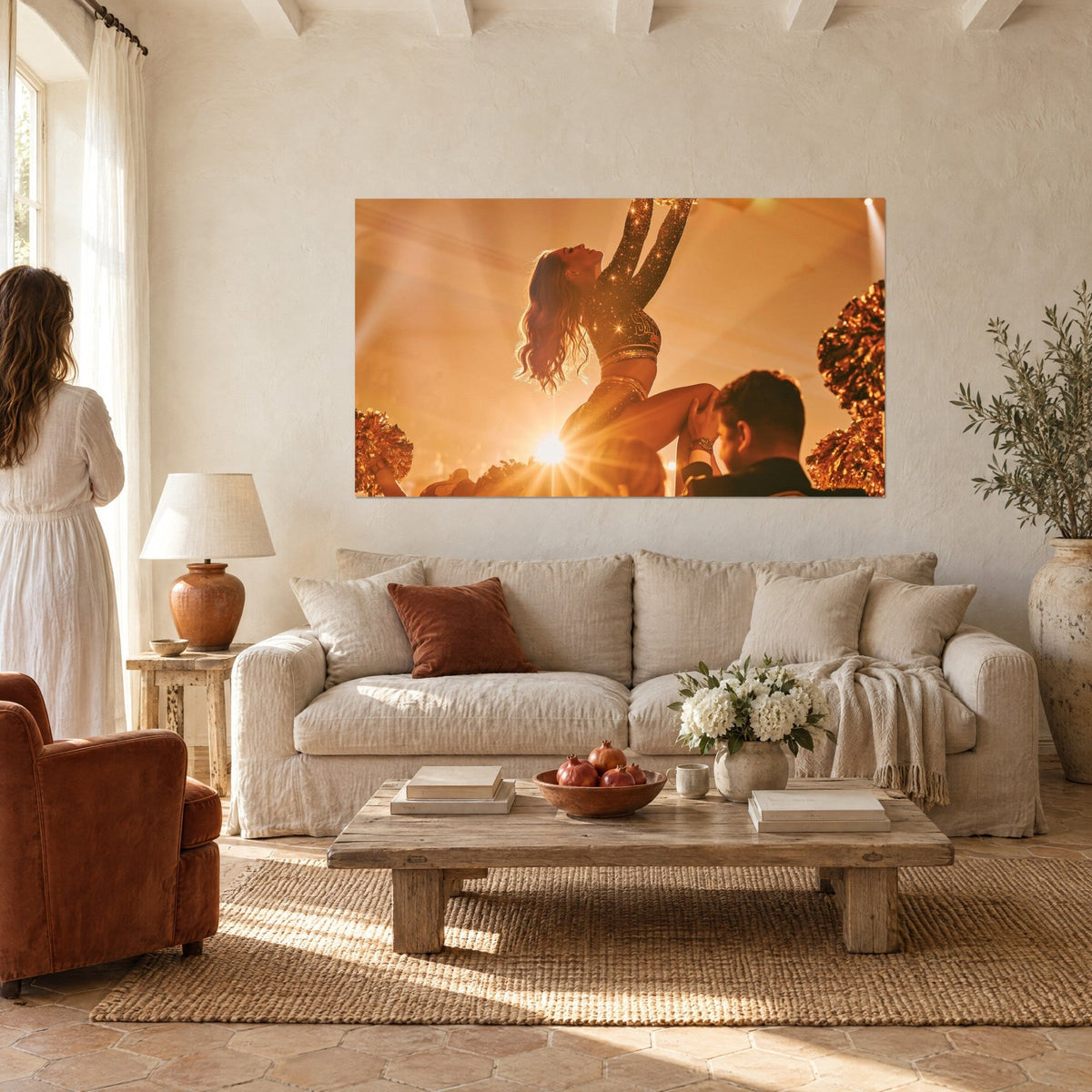 Gemälde Cheerleaderin hoch in die Luft gehoben, goldglitzerndes Kostüm und warmes Bernsteinlicht, über einem Sofa in einem hellen Wohnzimmer