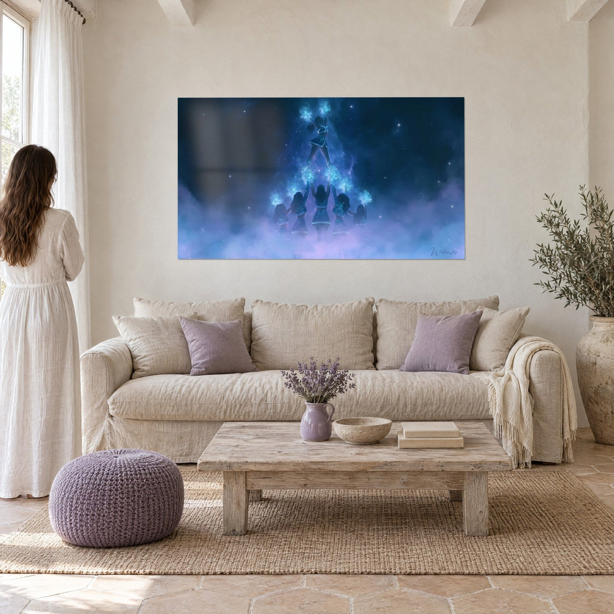 Gemälde Cheerleader-Pyramide in Mitternachtsblau und Türkis, funkelnde Sterne, über einem Sofa in einem hellen Wohnzimmer