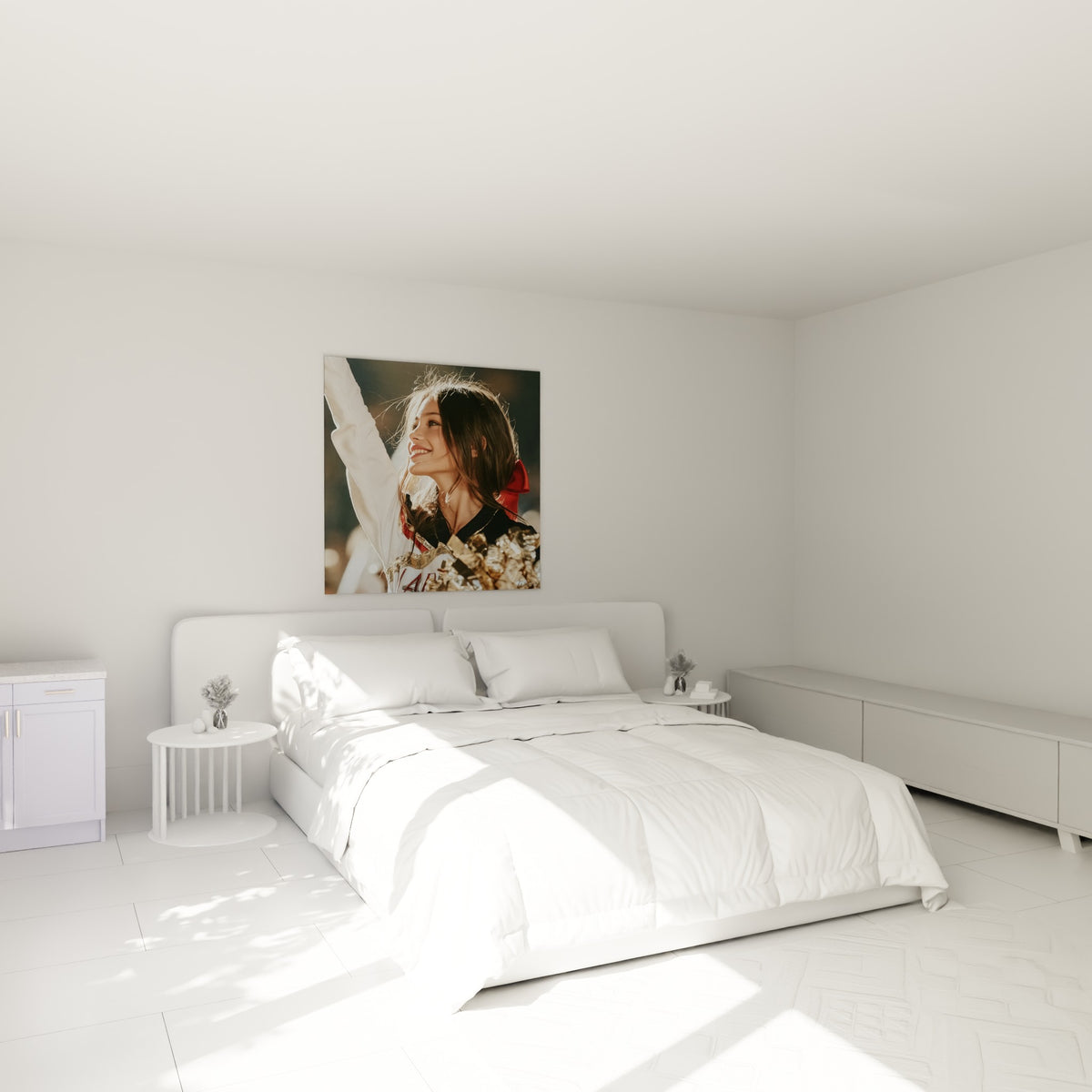 Sourire lumineux de la cheerleader au noeud rouge, tableau doré au-dessus d'un lit dans une chambre claire