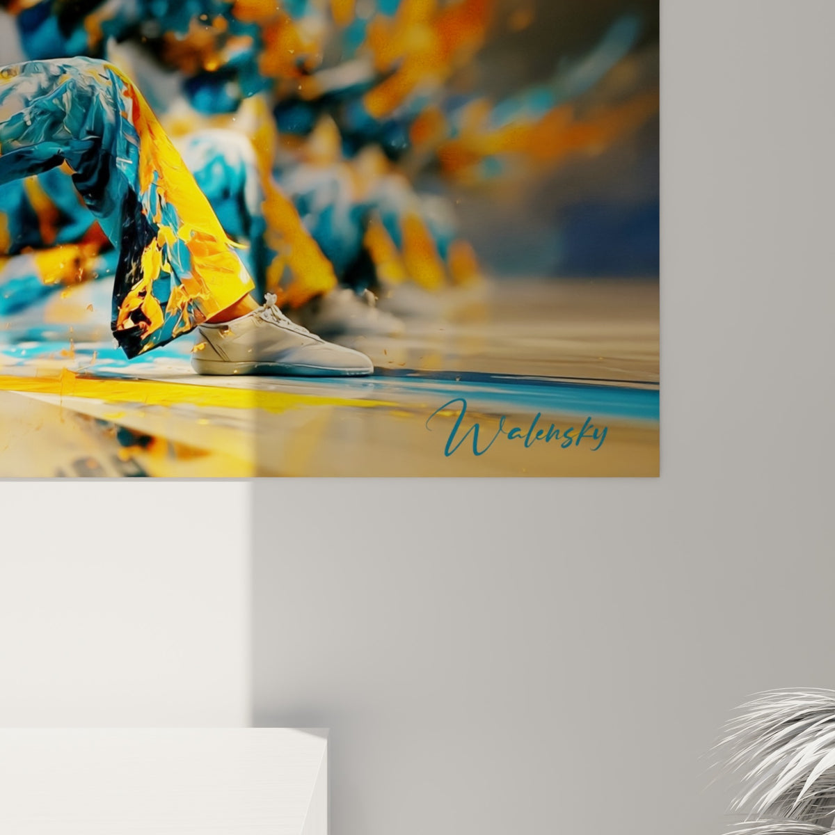 Empâtements bleu marine et orangé se mêlant en coulures denses sur la toile du tableau cheerleader