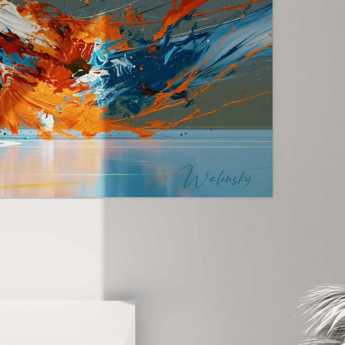Empâtements orange et bleu marine se mêlant en coulures, grain pictural visible sur la toile accrochée