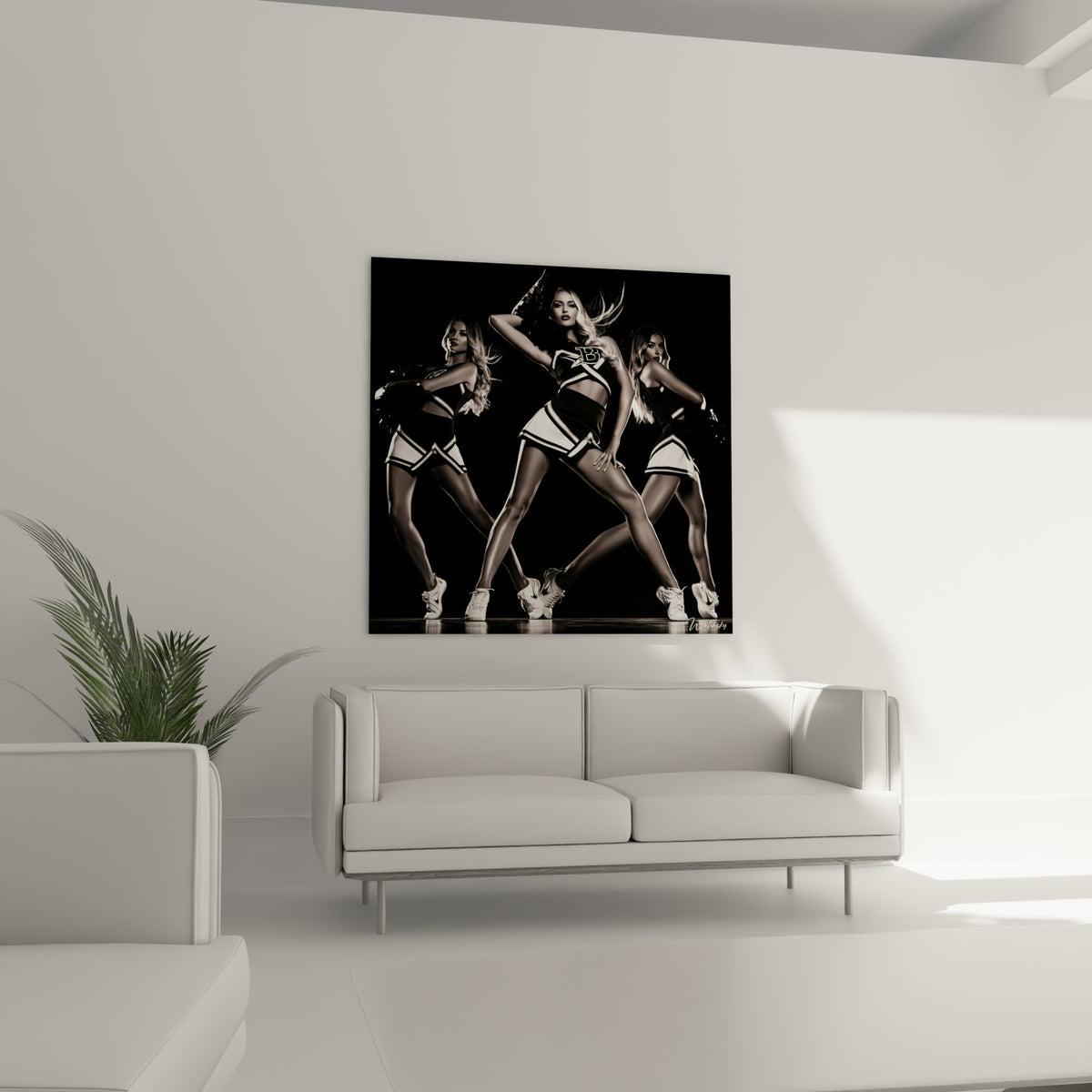Trio de cheerleaders synchronisées, tons argentés et ébène, au-dessus d'un canapé dans un salon lumineux