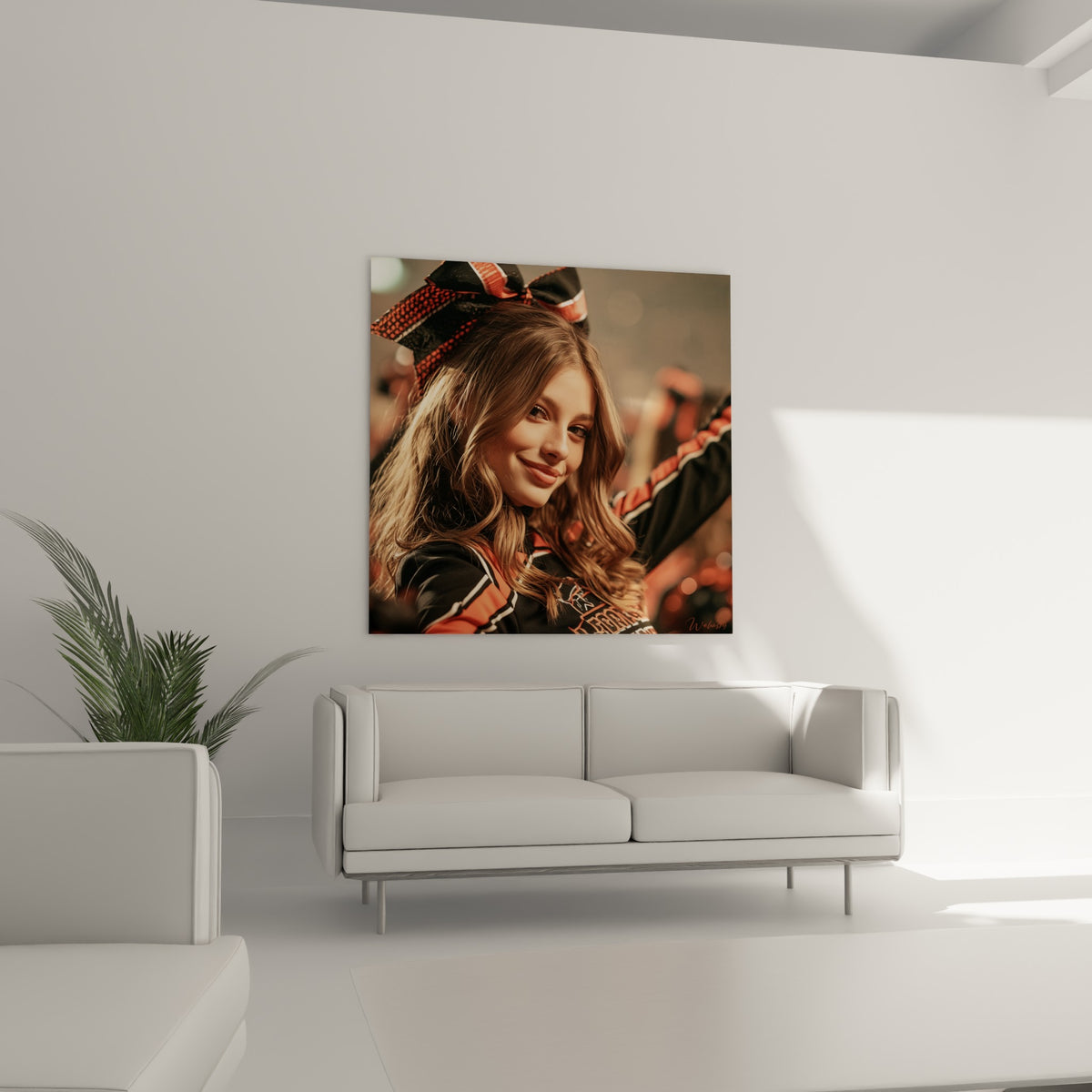 Jeune cheerleader souriante en uniforme orangé et anthracite, au-dessus d'un canapé dans un salon lumineux