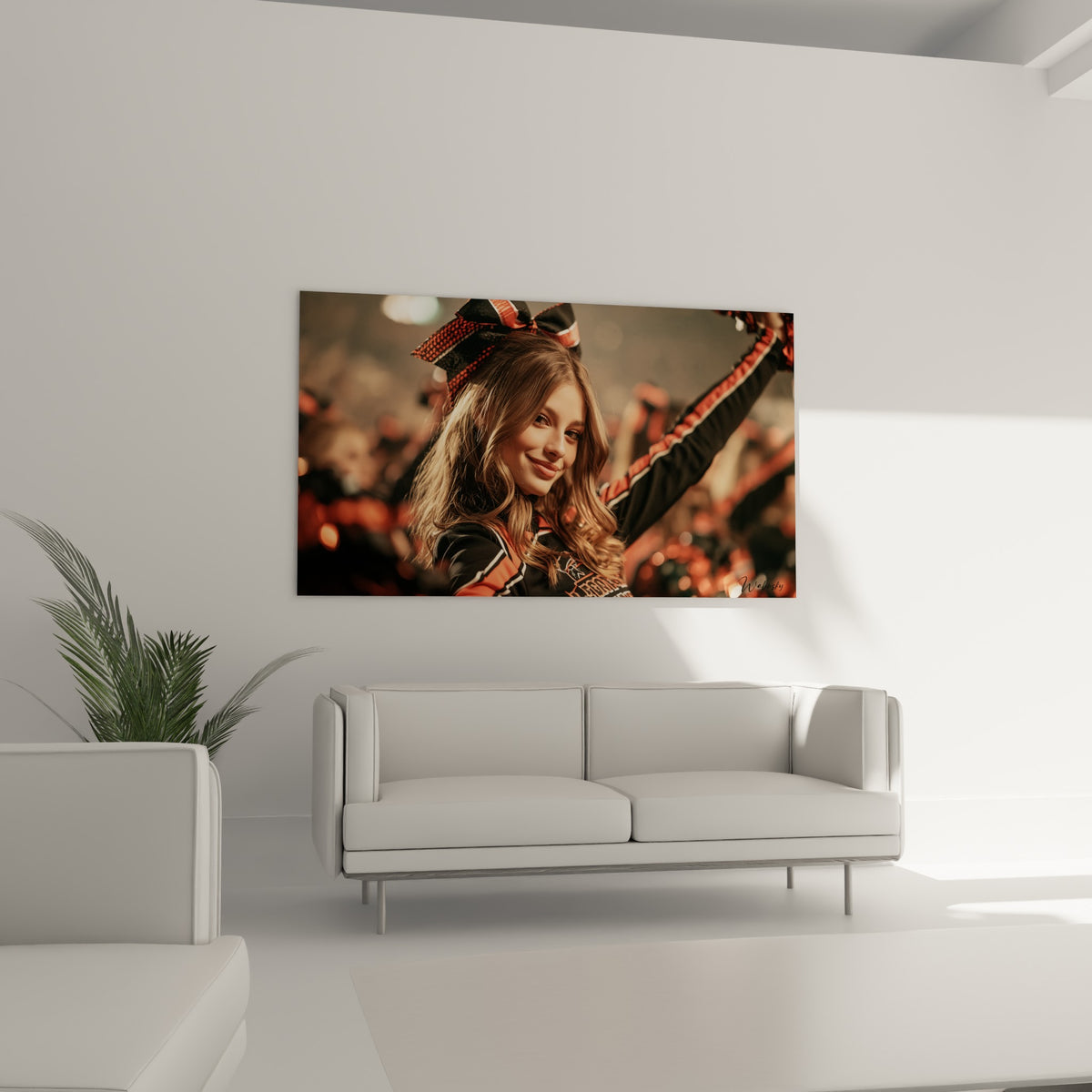 Portrait de cheerleader aux tons orange et noir, regard chaleureux, au-dessus d'un canapé dans un salon lumineux
