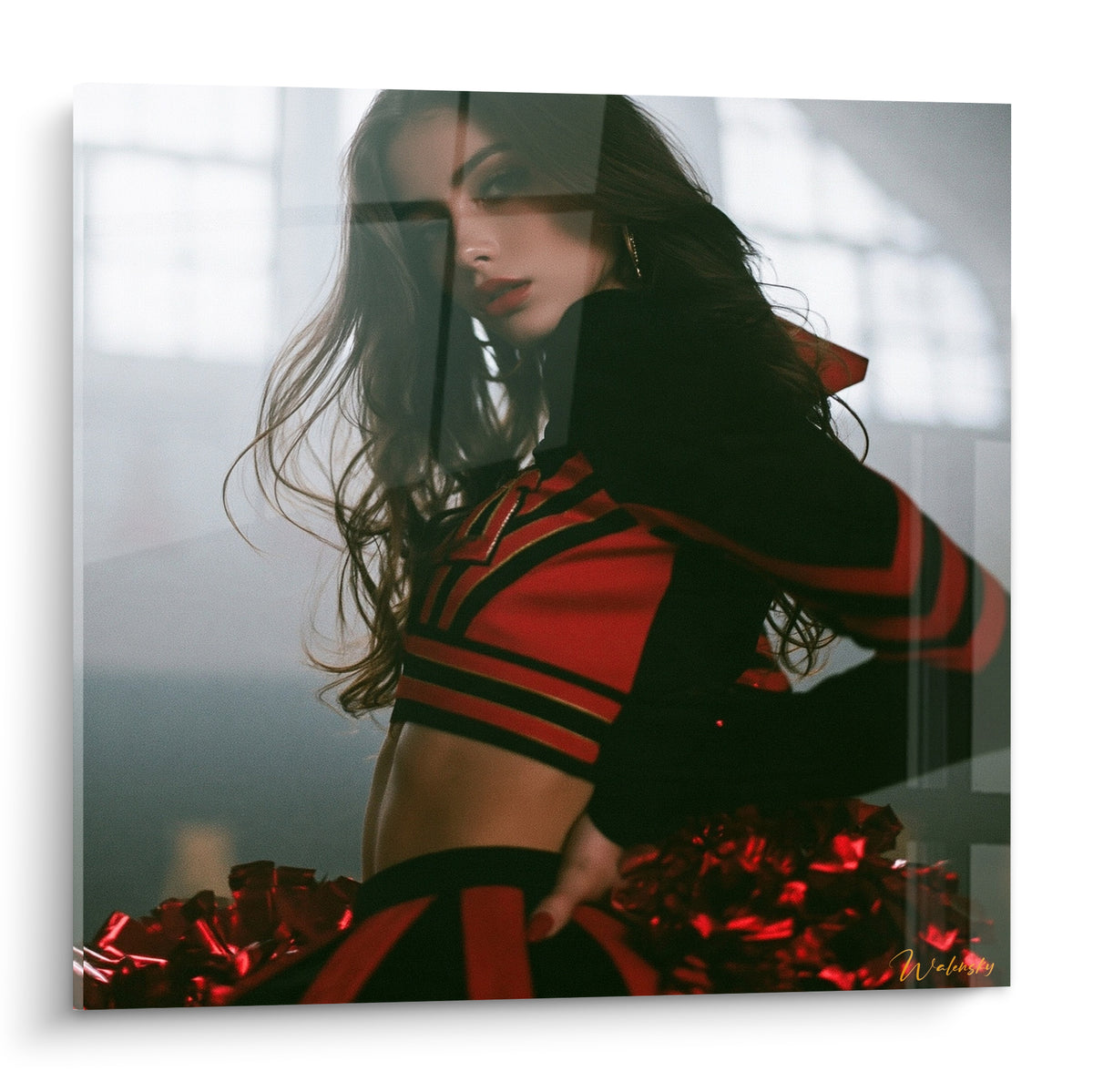 Cheerleader au regard de profil, uniforme rouge et noir, chevelure brune ondulée, lumière douce