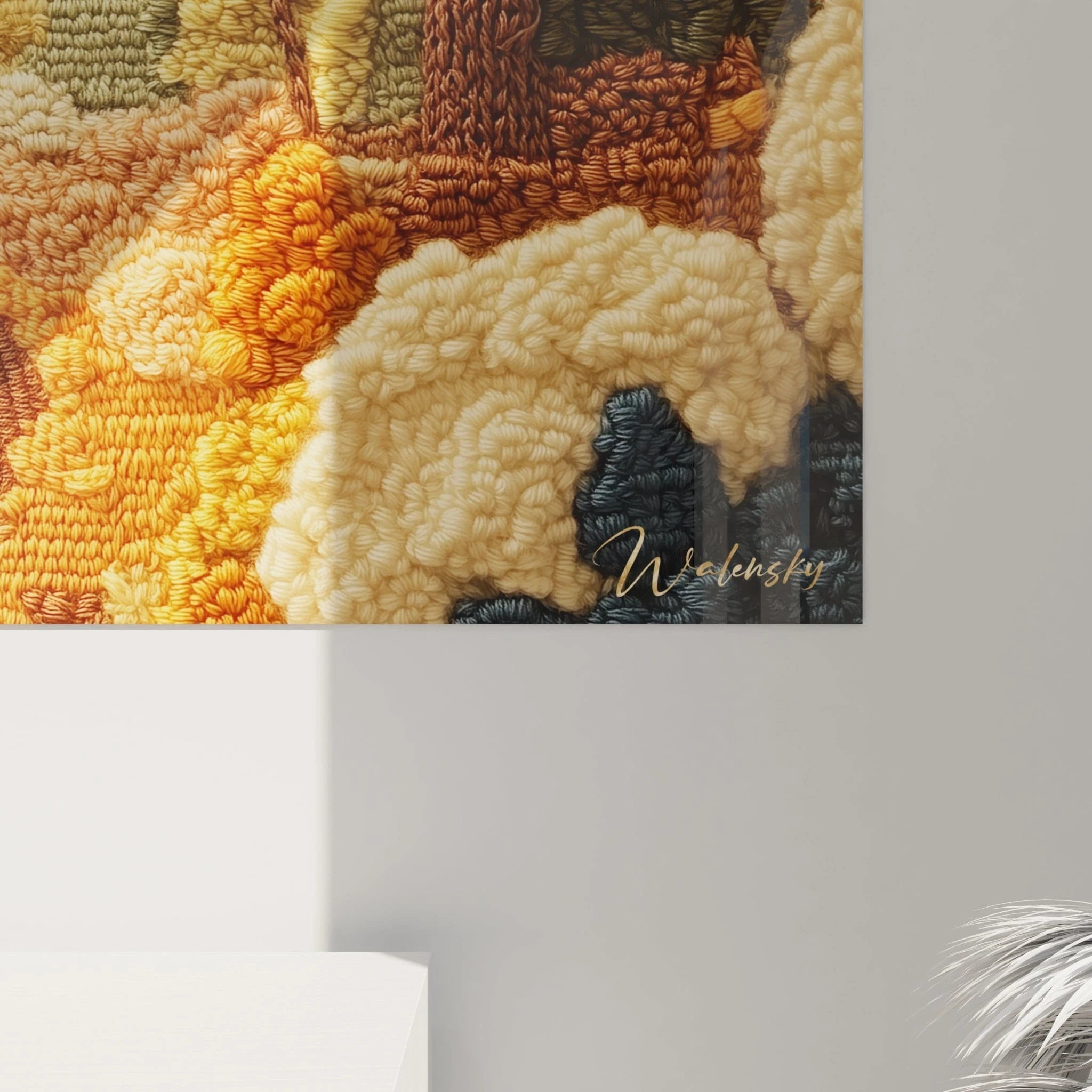 Un tableau paysage textile où un sentier beige doré serpente à travers une composition automnale de reliefs en crochet, mêlant textures bouclées pour les arbres bordeaux et orangés à des points plats pour le chemin central.
