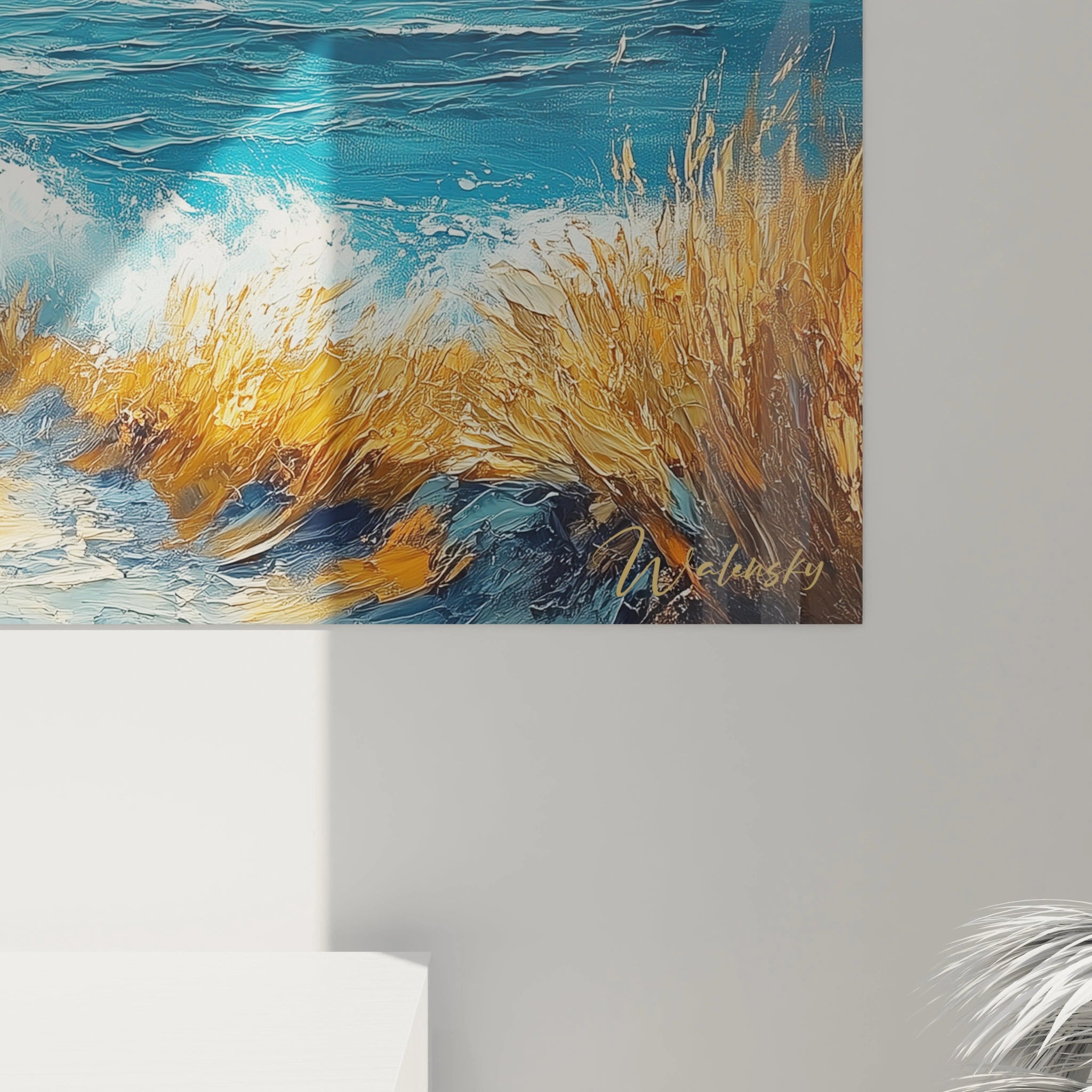 Tableau phare maritime illustrant une structure blanche élancée sur une falaise escarpée, entourée d'herbes sauvages dorées, face à une mer bleue agitée, sous un ciel où se mêlent bleu et or, peint avec une technique impressionniste aux textures apparentes.
