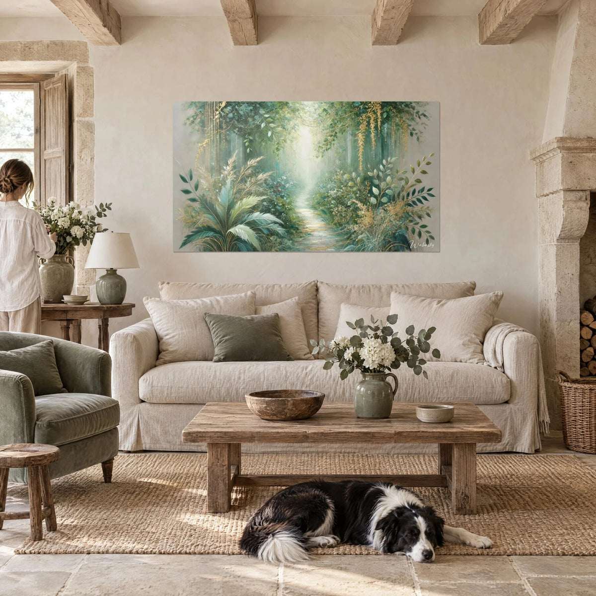 Gemälde verzauberter Pfad, gesäumt von salbeigrünen Palmwedeln und goldenen Fäden, liegender Collie, über einem Sofa in einem hellen Wohnzimmer