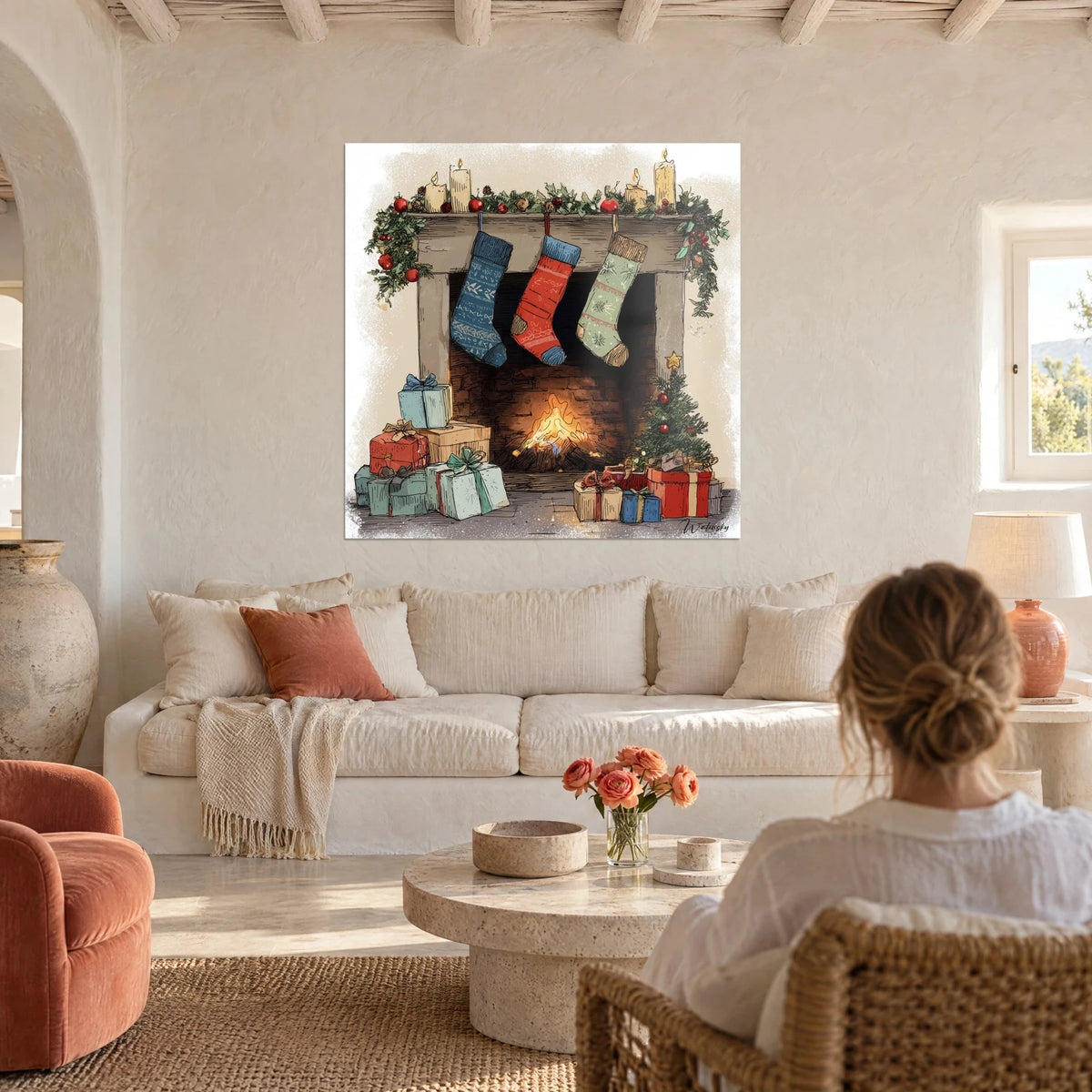 Cuadro chimenea navideña con tres calcetines rojos, azules y verdes, troncos ardiendo, sobre un sofá en un salón luminoso
