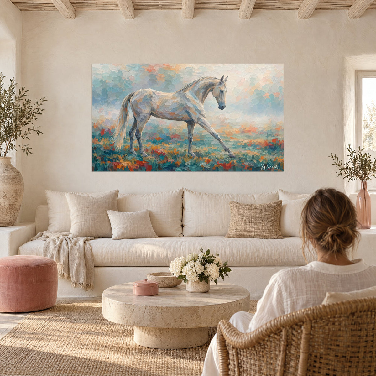 Tableau cheval blanc crème au pas dans la brume, encolure courbée, prairie de touches orange et bleu, au-dessus d'un canapé dans un salon lumineux