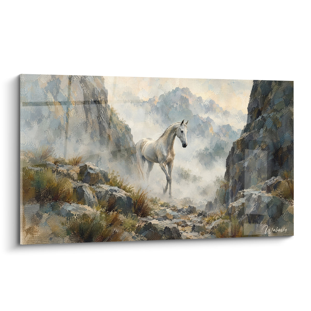 Tableau Cheval Akhal-Teke blanc avançant dans une gorge brumeuse anthracite et ocre, pas suspendu.