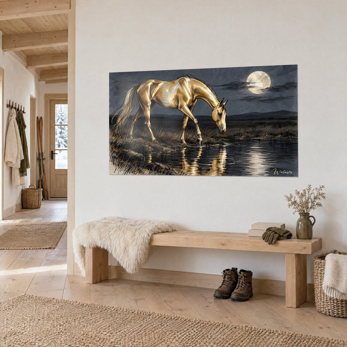 Tableau étalon Akhal-Teke au pelage or, tête baissée vers un étang sombre et reflets dorés, mur blanc d'une entrée en chalet