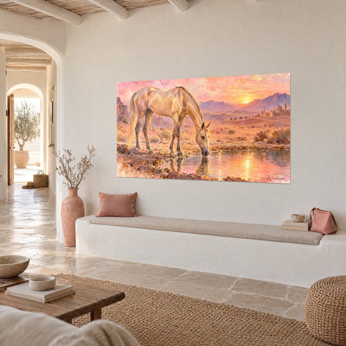 Tableau cheval Akhal-Teke à la robe d'or buvant, reflets cuivrés sur la mare, mosquée au loin, vue de trois-quarts sur mur blanc
