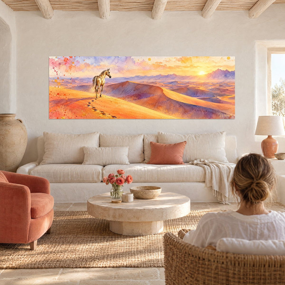 Tableau cheval doré sur crête de dune, ciel rose et lavande, soleil bas, au-dessus d'un canapé dans un salon lumineux