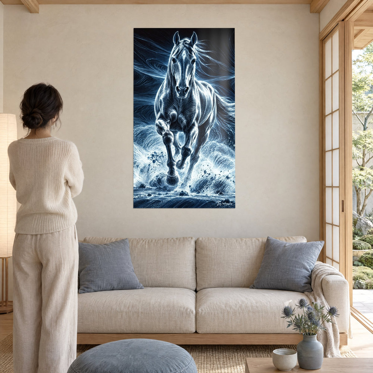 Gemälde eines Hengstes, der in den Schaum stürmt, mitternachtsblau und eisweiß, peitschende Mähne, über einem Sofa in einem hellen Wohnzimmer