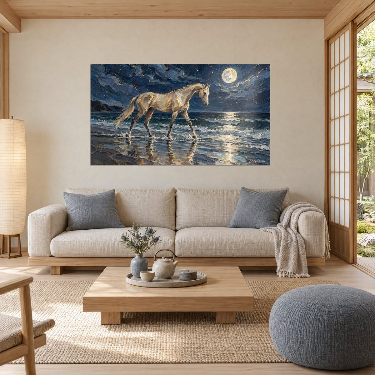 Tableau cheval akhal-téké doré, robe crème et mer bleu nuit sous pleine lune, au-dessus d'un canapé dans un salon lumineux