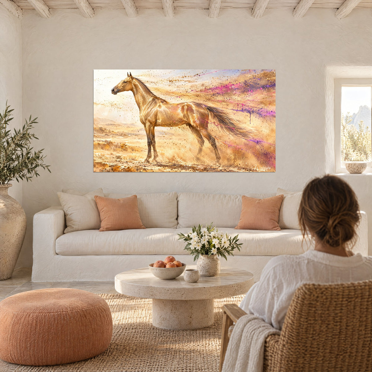 Tableau étalon akhal-teke doré dans un nuage de sable, éclaboussures violettes et roses, au-dessus d'un canapé dans un salon lumineux
