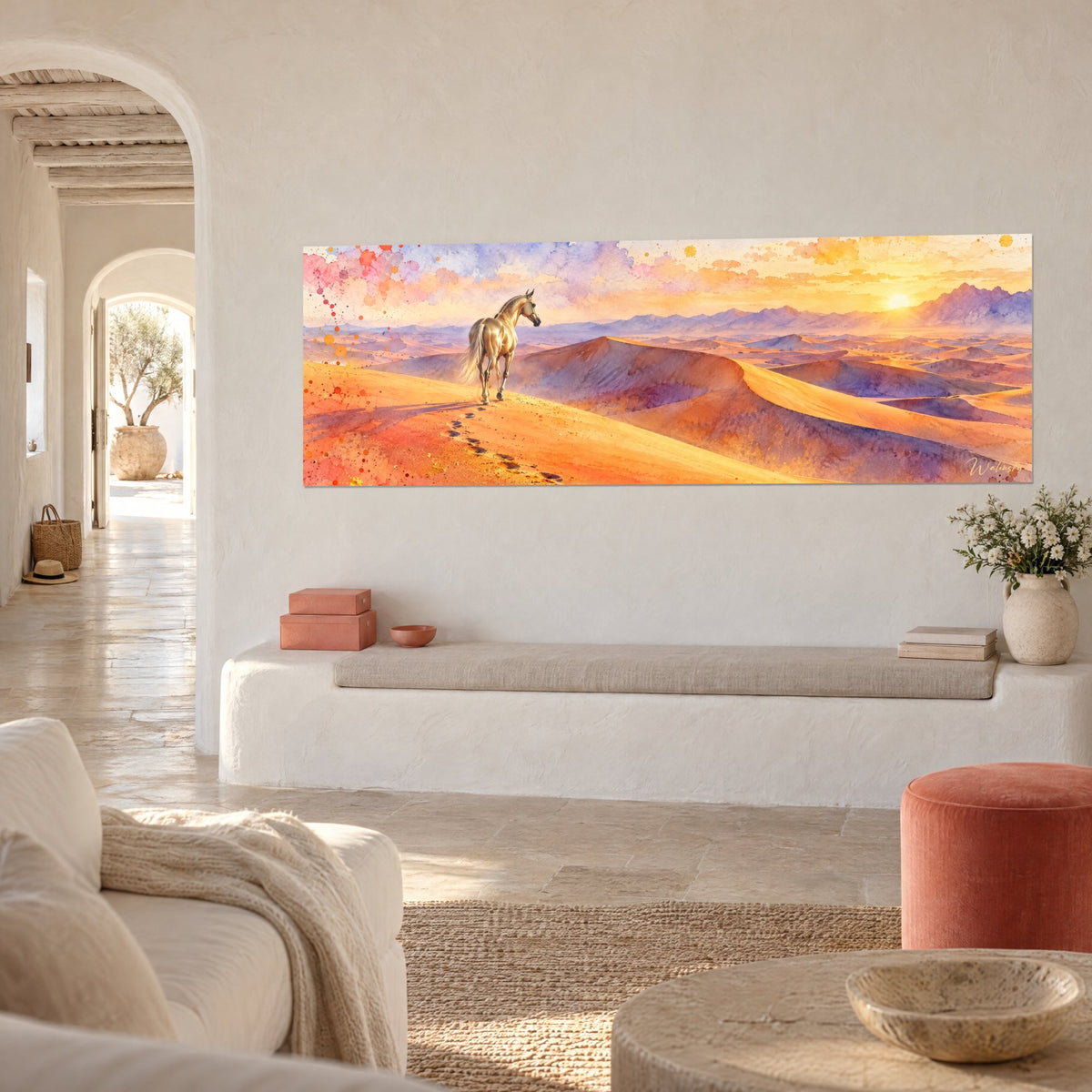 Tableau étalon akhal-teke crème de dos, dunes orange et violet, traces de sabots, soleil couchant, vu en trois-quarts