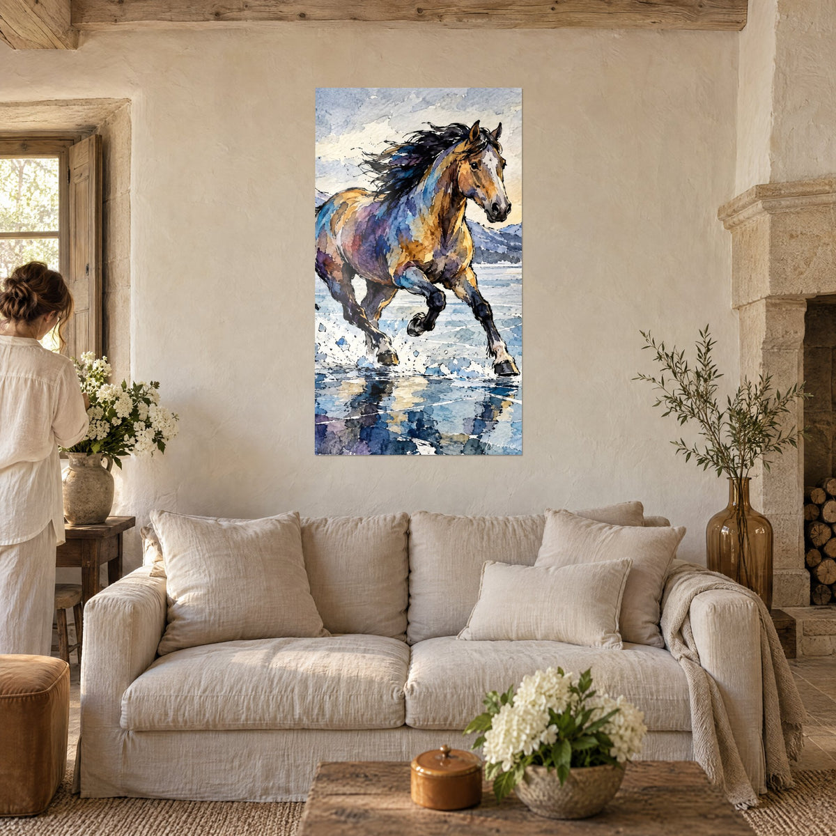 Tableau étalon alezan au galop dans l'eau, crinière noire au vent, bleus et ocres, au-dessus d'un canapé dans un salon lumineux