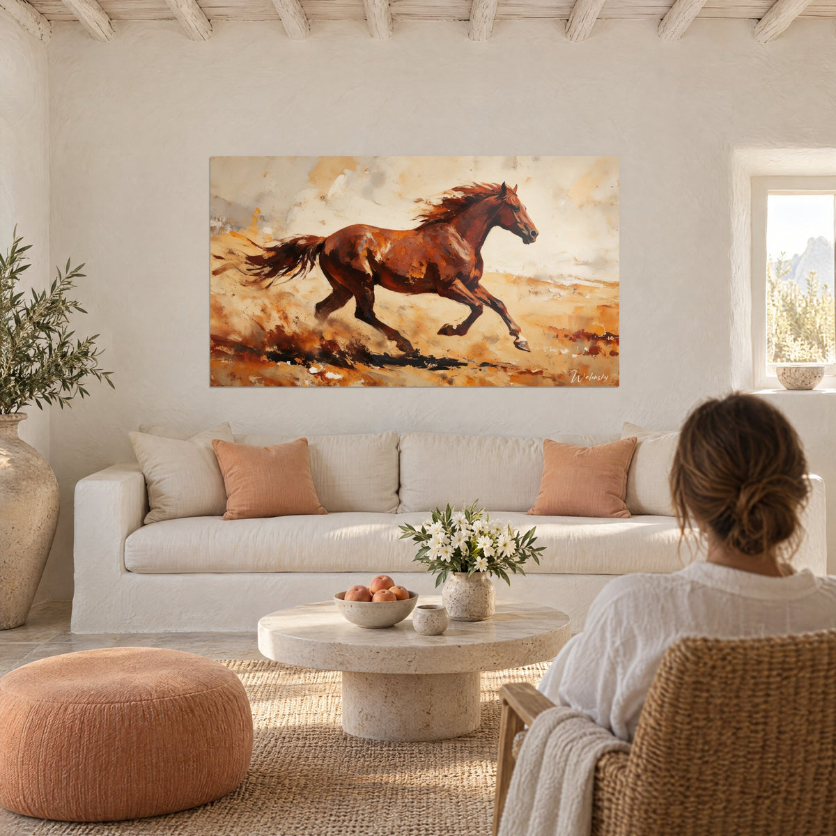 Tableau étalon alezan au galop, crinière flottante, fond crème et sable ocre, au-dessus d'un canapé dans un salon lumineux