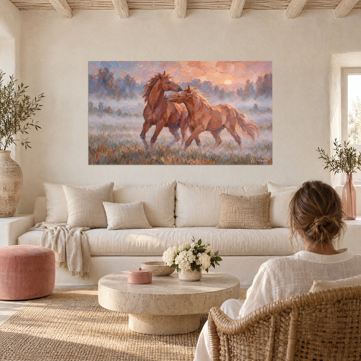 Tableau deux chevaux alezans côte à côte, ciel rose et brume lilas, au-dessus d'un canapé dans un salon lumineux